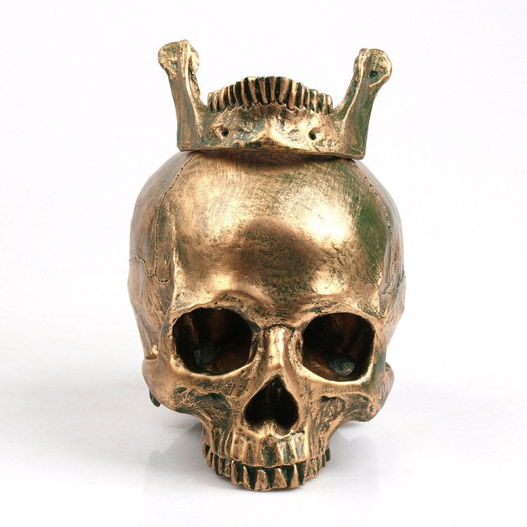 Calavera de resina decorativa dorada, detalle